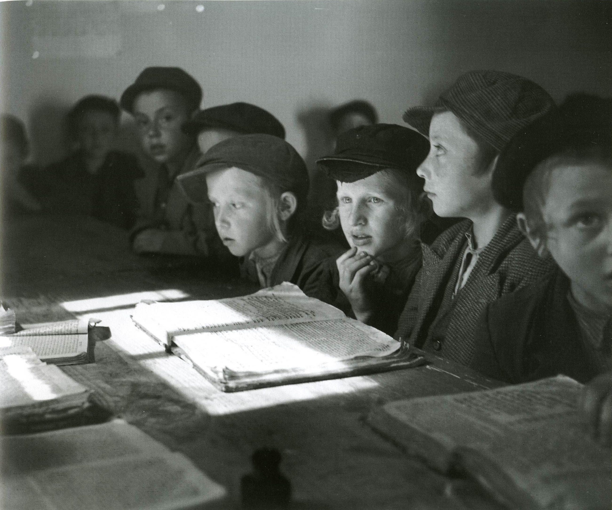 Школа евреев. Еврейские дети в школе. Еврейские дети 1930-е. Еврейские школы в СССР. Еврейские дети до революции.